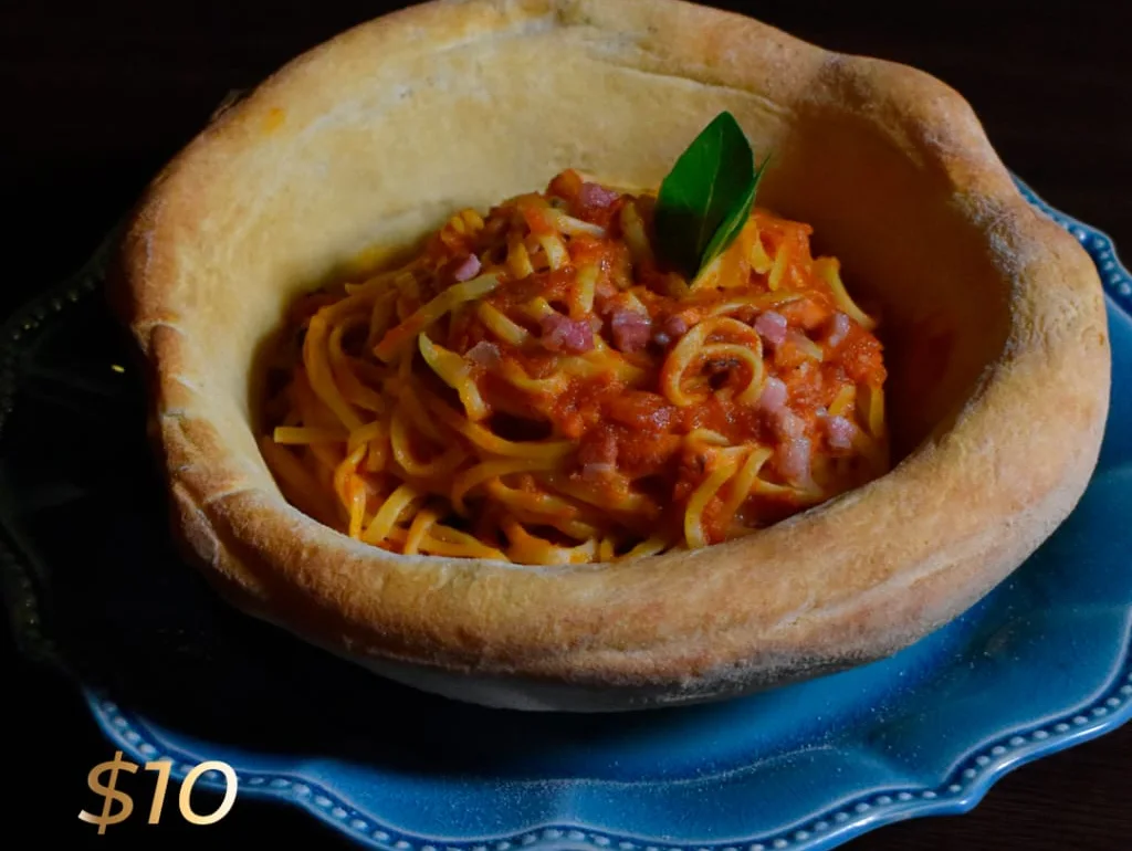 Pasta amatriciana servida en canasta de pan